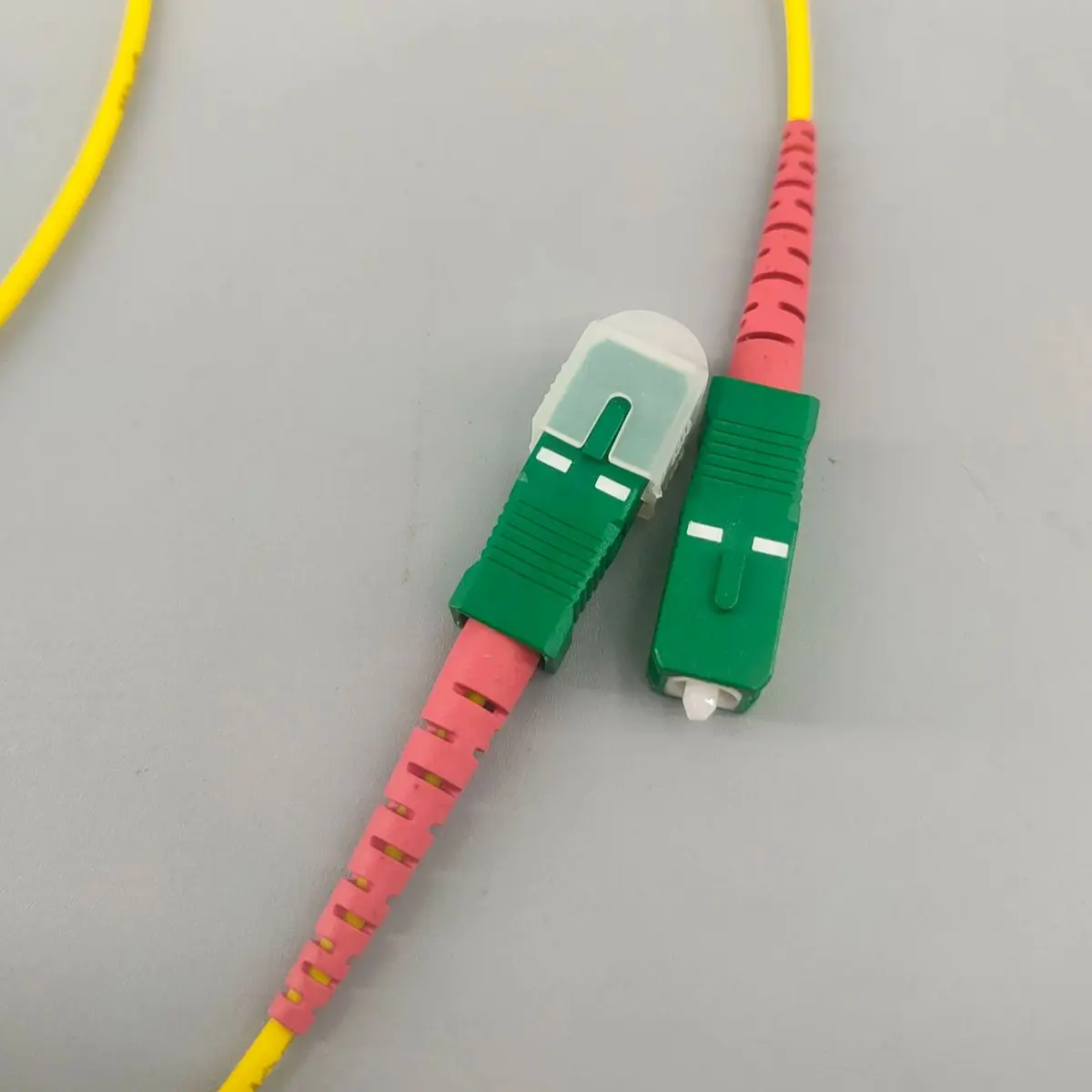 كابل الألياف الضوئية SC/APC إلى SC/APC وضع واحد 1 متر 2.0 مللي متر LSZH بيند غير حساس FTTH داخلي جودة عالية