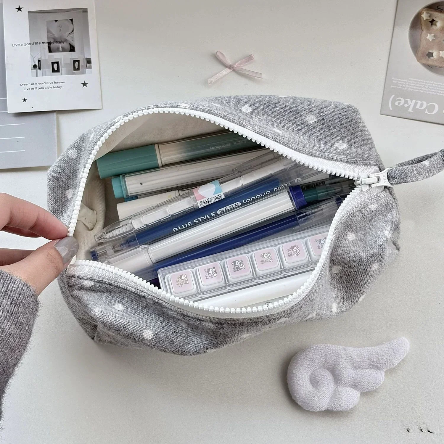 Koreanischer Stil Polka Dot Federmäppchen, multifunktionale Kosmetiktasche, große Kapazität, tragbarer Make-up-Organizer für den täglichen Gebrauch von Frauen – Detail 5