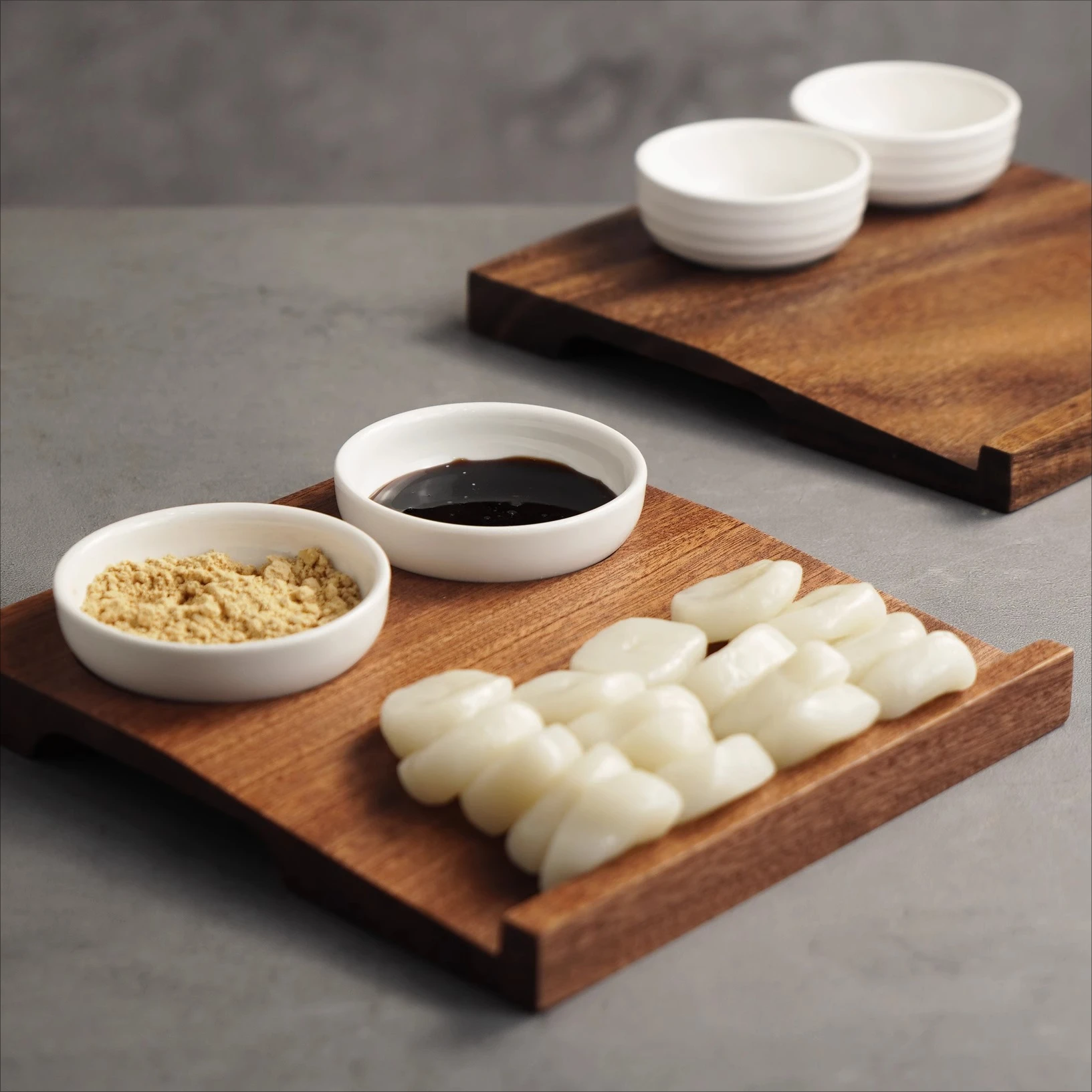 

Korean Cold Eating Rice Cake Tray Wooden BBQ Dipping Sauce 2-in-1 Tray Retro Dipping Sauce Snack Tray Serving Plates