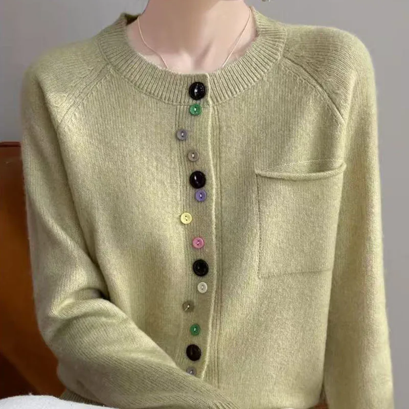 Autunno/Inverno 2025 Nuovo cardigan da donna con bottoni colorati e collo rotondo, maglione di lana sottile, maglieria