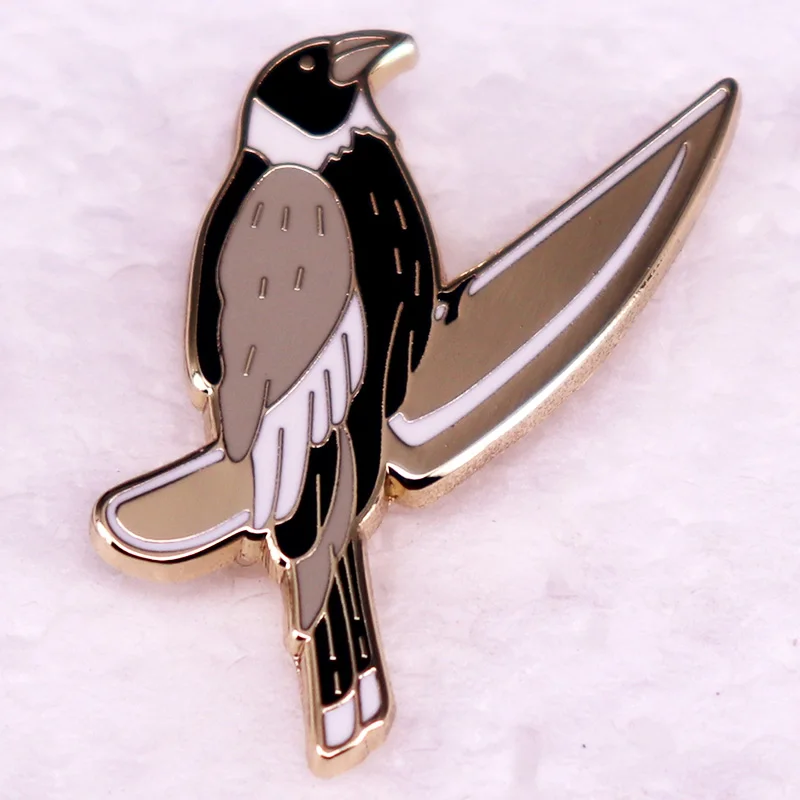 Insignia de pájaro de Urraca con cuchillo, Pin esmaltado, broche Meme divertido, joyería