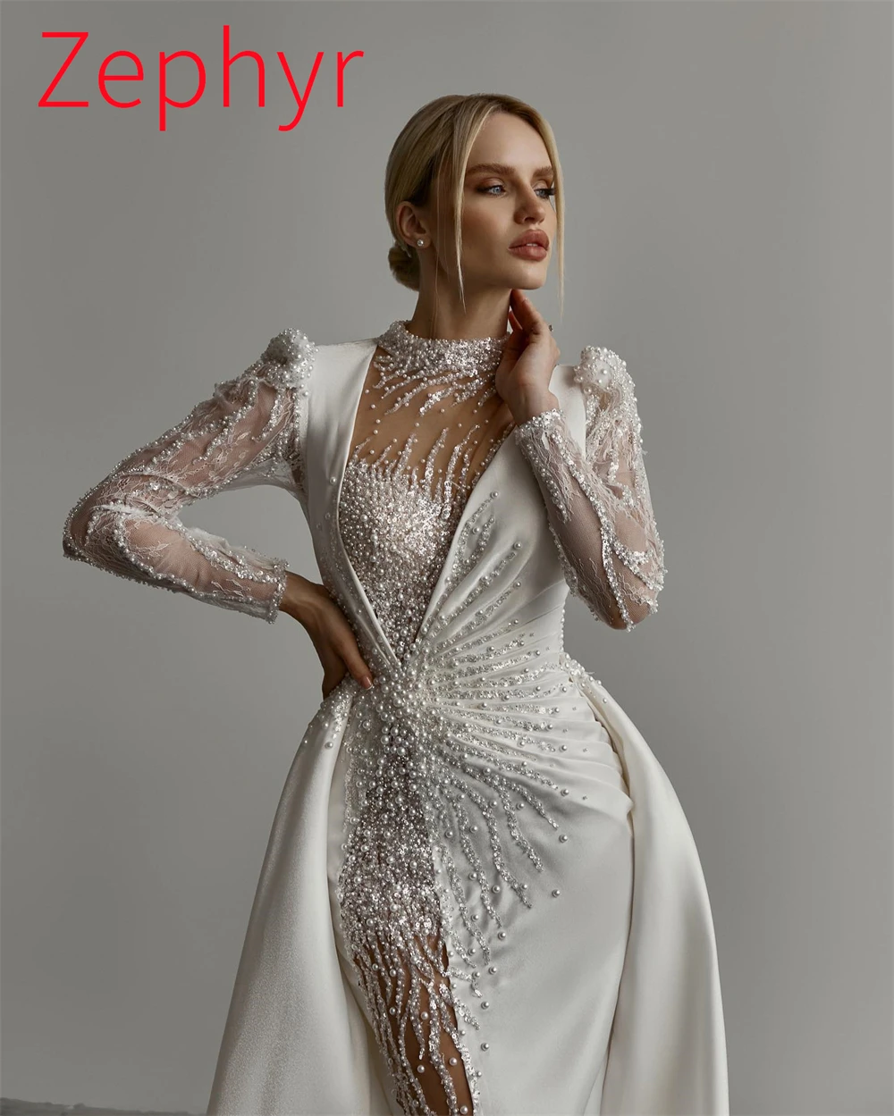 Vestido de novia de satén blanco personalizado de alta calidad, vestidos de novia sexis con cuello alto y mangas largas con tren capilla y perlas de encaje sin espalda