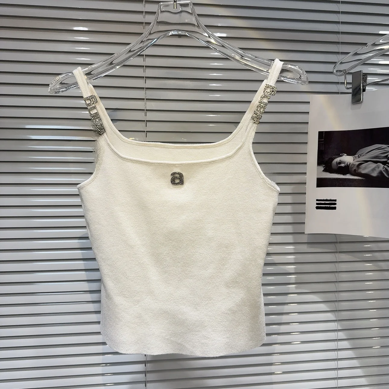 Top corto de punto con correa para el hombro y diamantes de imitación con letras de Metal a la moda para mujer, novedad de verano, ropa interior informal