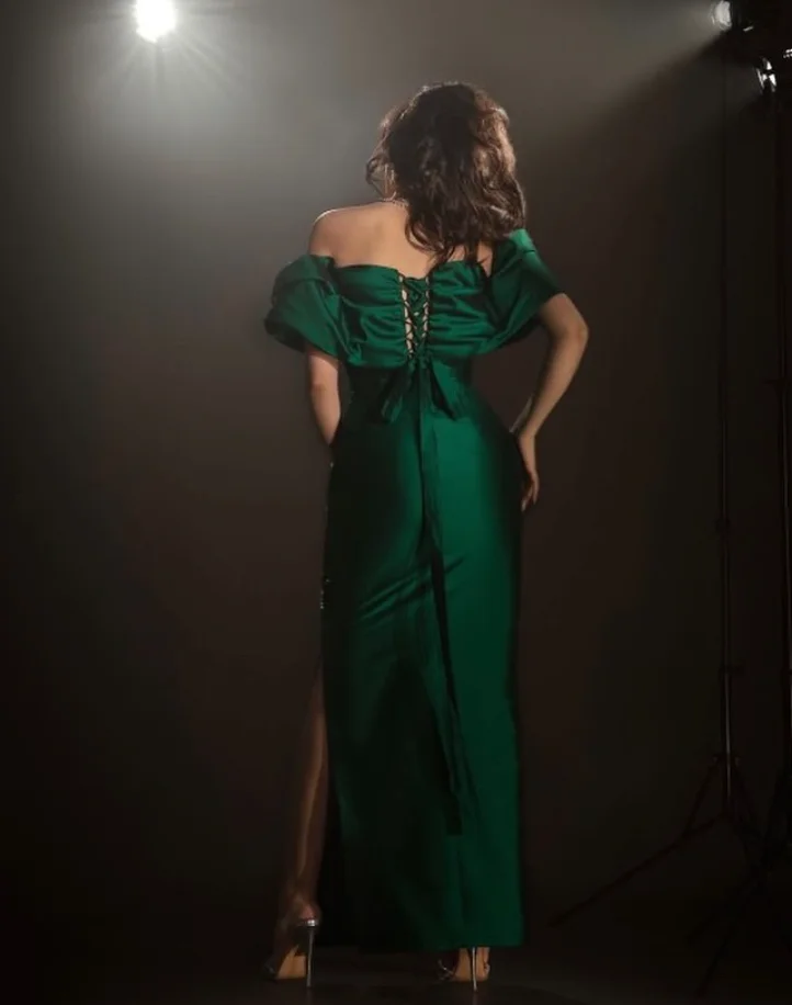 Verde esmeralda tornozelo comprimento vestidos formais de noite fora do ombro ruched fenda árabe saudita personalizado baile de formatura vestido de gala personalizado