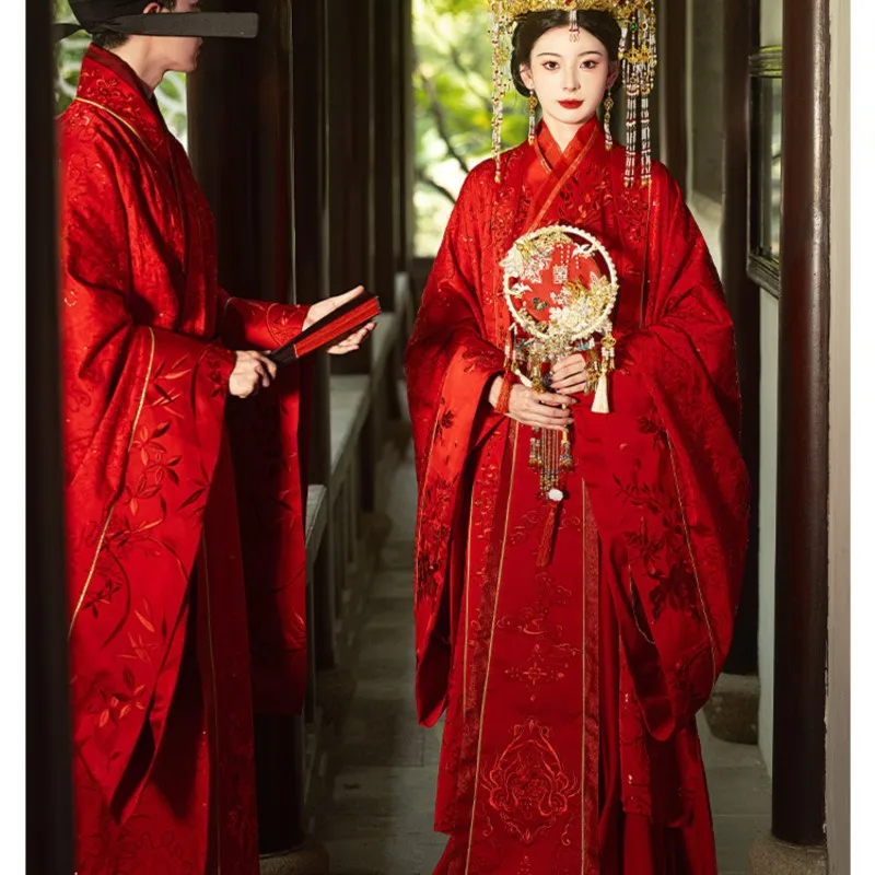 New Chinese-style wedding toasting set with phoenix crowns and red robes by Han Couple