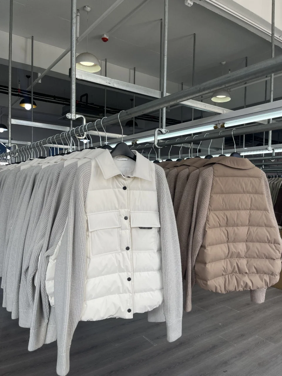 

Autumn And Winter New High-Quality Fashion Casual Two-Color Knitted Sleeve Splicing Down Jacket For Women