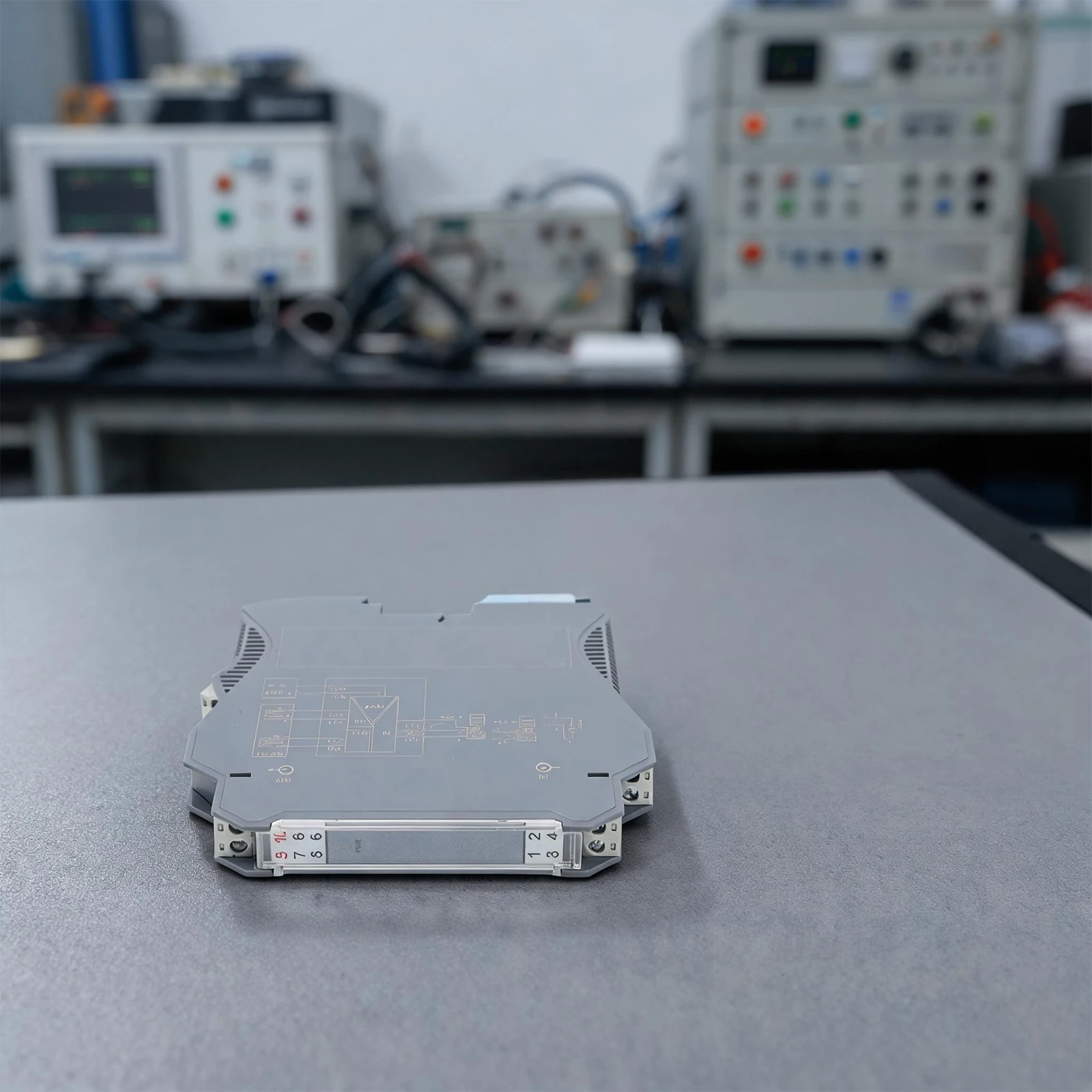 Signal Isolation Module for 4-20mA and 0-10V Industrial Automation Systems with 2500V Galvanic Isolation and DIN Mounting