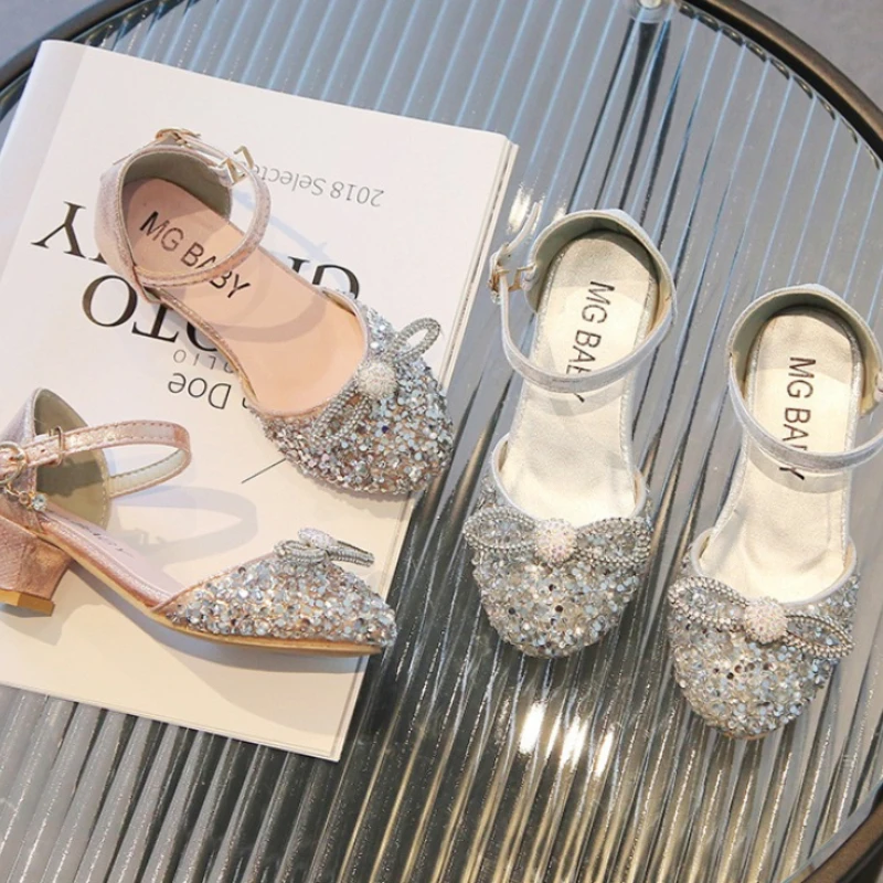 

Детские туфли-принцессы 2026: летние корейские босоножки на каблуке с пайетками для девочек, модные нескользящие танцевальные сандалии для школьниц
