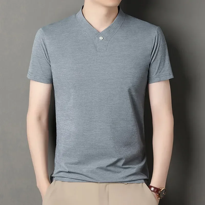 Immagine 5: T-shirt da uomo a maniche corte con scollo a V e un bottone, stile coreano 2026, casual e alla moda, tinta unita, versatile per l'estate