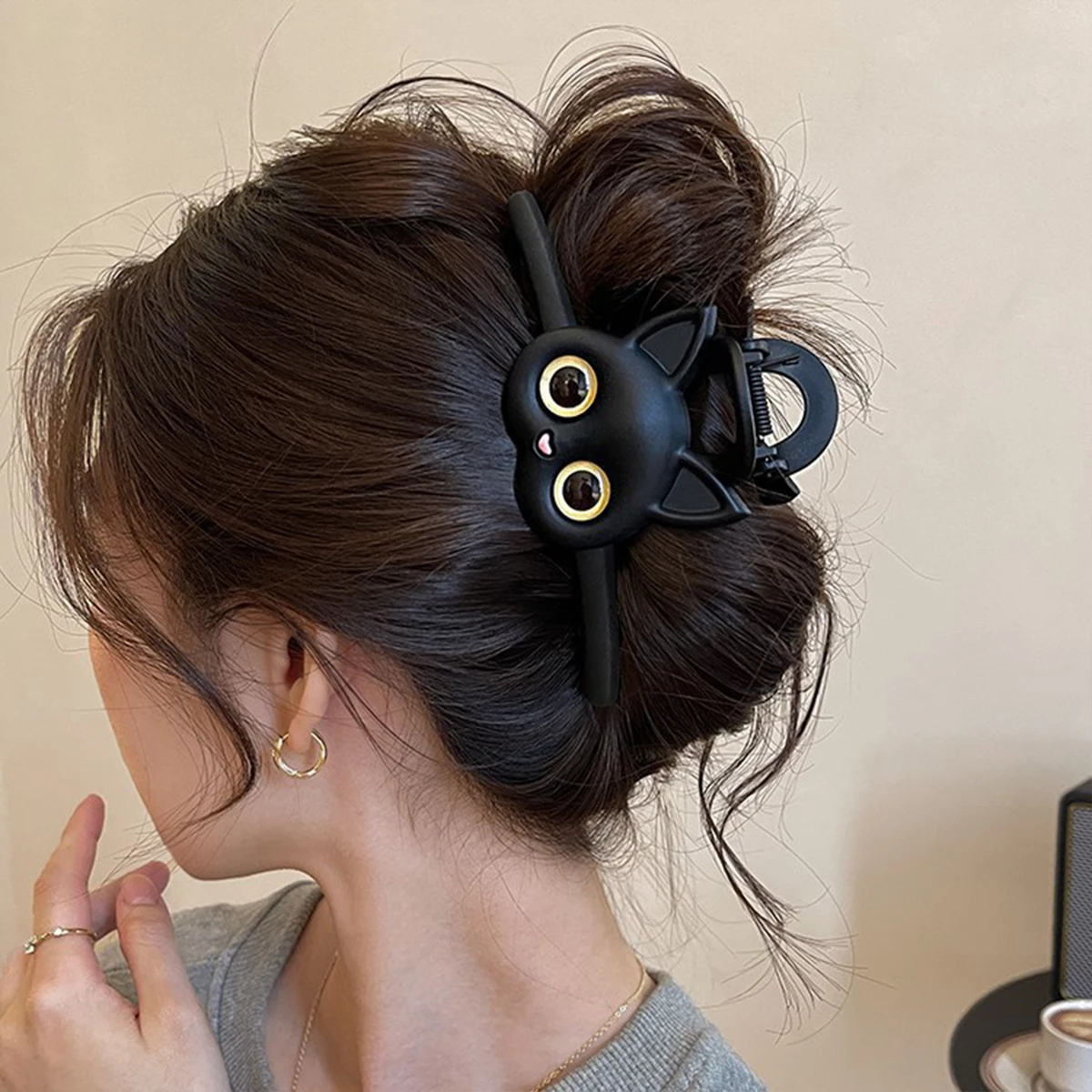 Cute cat large plate hairpin on the back of the woman\'s head, shark clip grip clip hairpin head