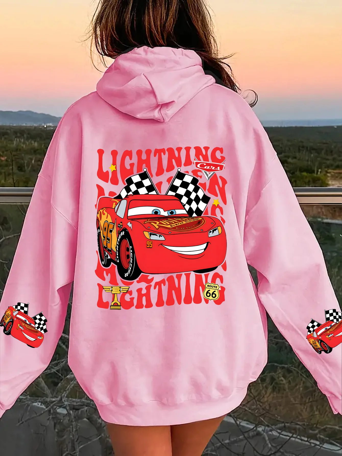 Damska bluza z kapturem Disney Zygzak McQueen, motyw retro ciężarówki, nadruk, jesienno-zimowa, z polarową podszewką.