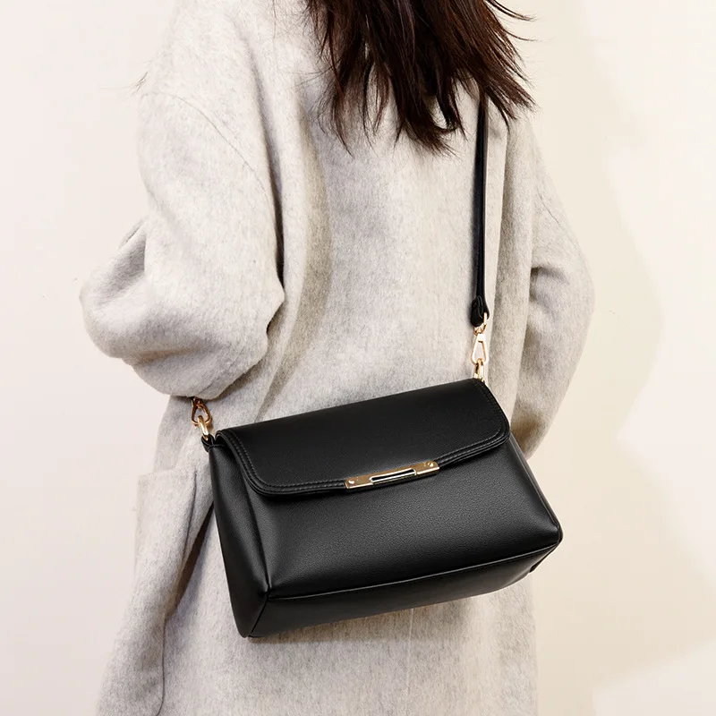 

Это универсальная и элегантная сумка через плечо большой вместимости с пряжкой на одно плечо и подмышку.