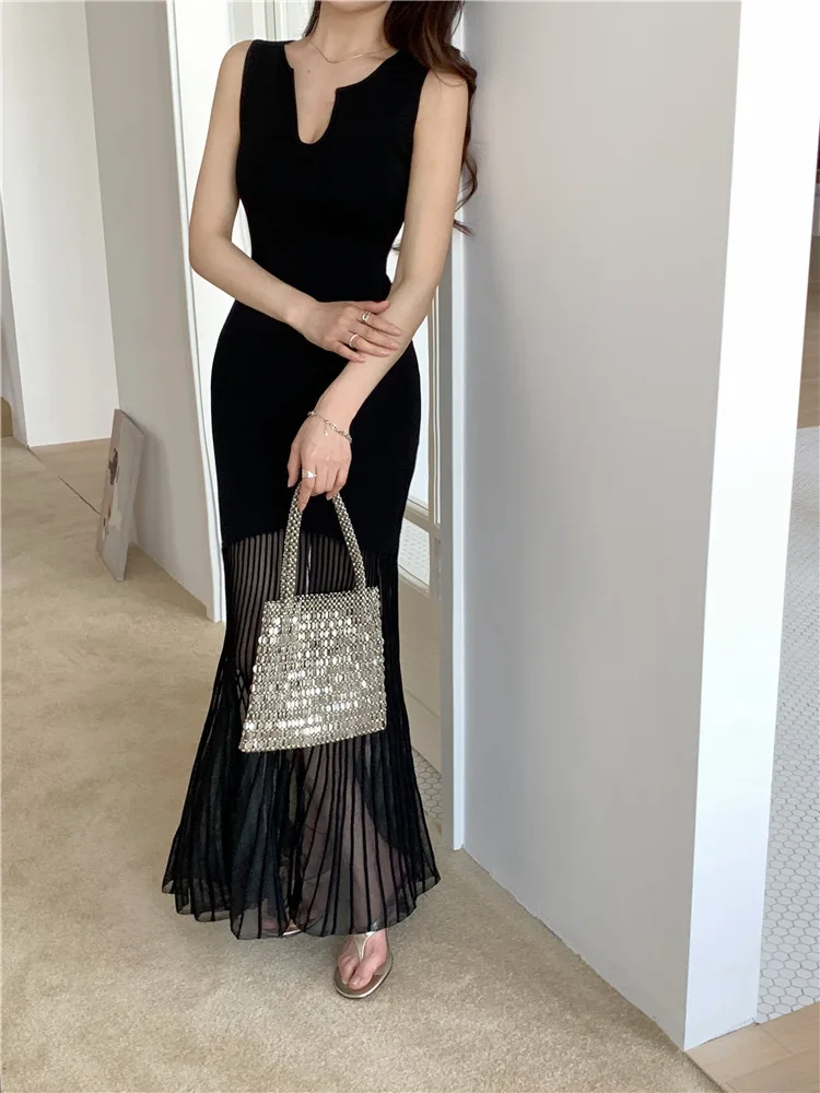 8003 Biała Sukienka Syrenka z Okrągłym Dekoltem, Warstwowa, z Dekoltem w Serek, Bez Rękawów, Podkreślająca Talię, z Jedwabiu Lodowego, Przezroczysta, z Organzy, z Elementami Patchworkowymi, Długa