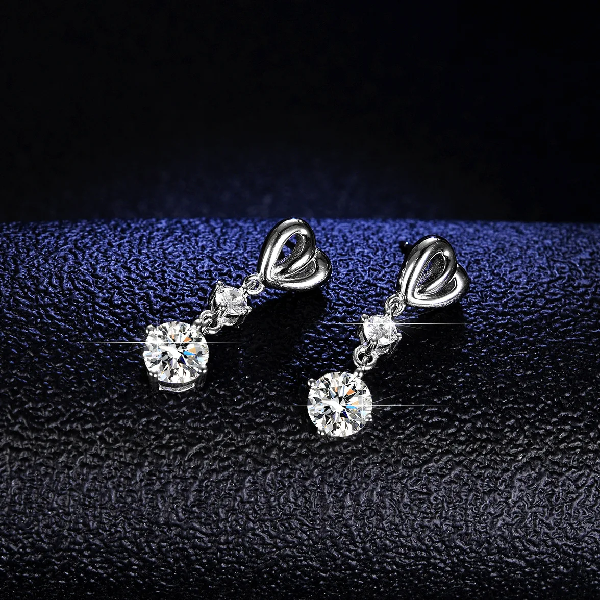 Boutique PT950 platinum earrings for women, love four-claw earrings, simple and elegant 1 carat moissanite tassel earrings