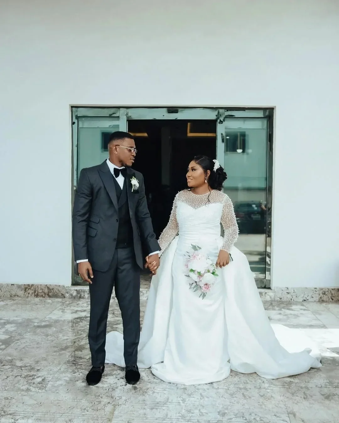 Robe de mariée sirène personnalisée, grande taille, avec traîne détachable, col transparent, manches longues, robes de mariée perlées