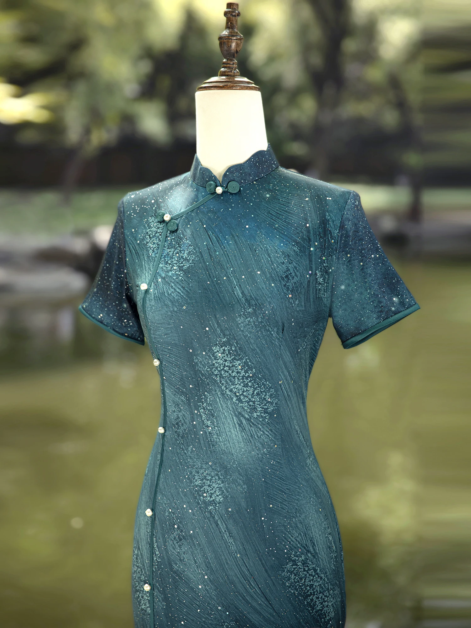 

Новое летнее женское ципао цвета озерной воды, обновленное, элегантное, винтажное, класса люкс, с золотыми вкраплениями, традиционное китайское ципао для мам.