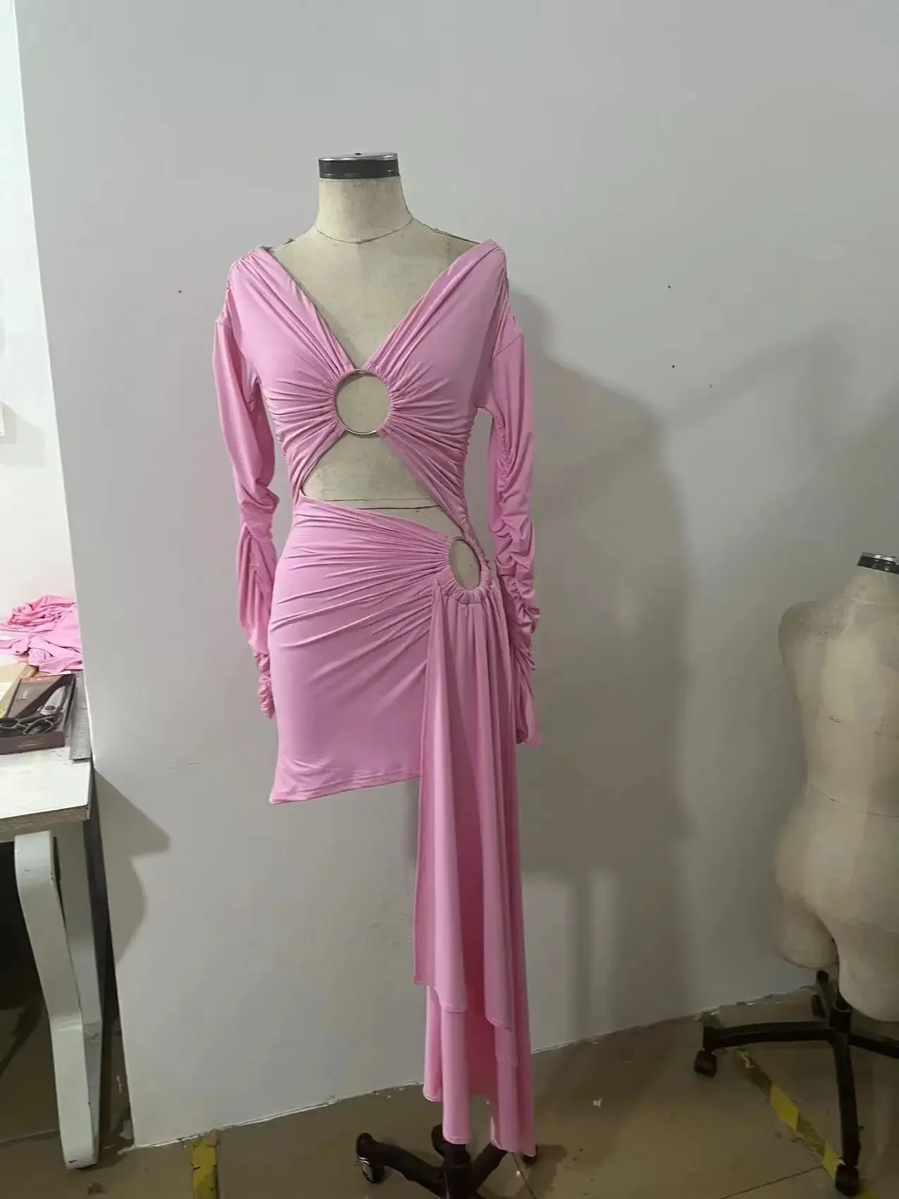 Vestidos de cumpleaños rosas de lujo, vestido de fiesta de manga larga de otoño 2025, vestido de fiesta a la moda, vestidos de noche calados sexis, ropa de mujer