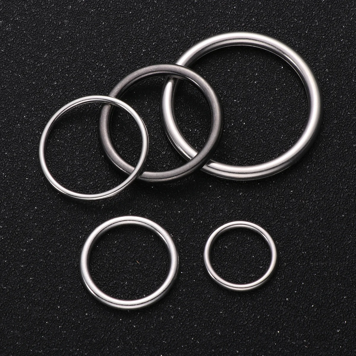 

25Pcs Jewelry Making Accessories Metal Closed Rings Round Alloy Multi Size DIY Jewelry Crafts Silvery Black White Findings Kit