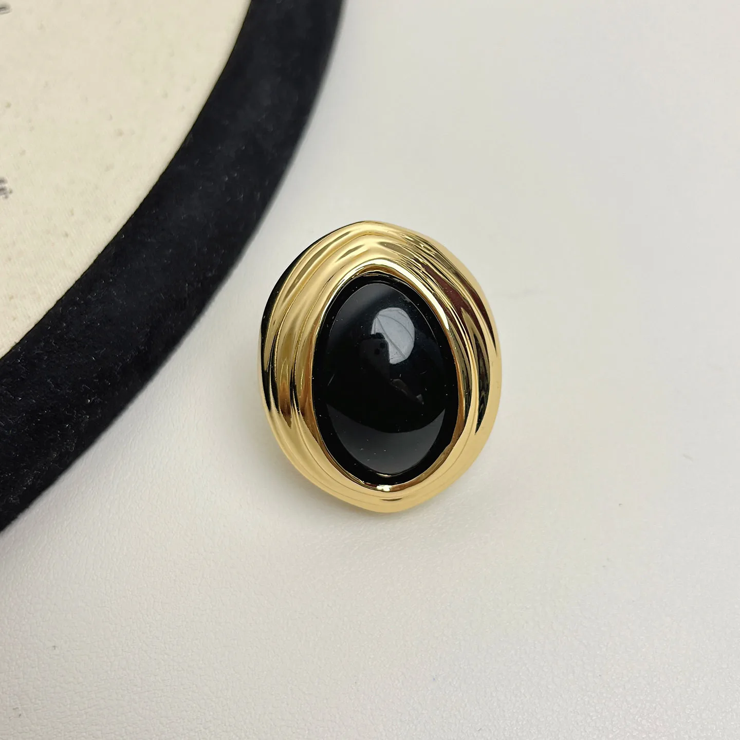 

Винтажные черно-золотые овальные серьги во французском стиле для женщин с многослойным металлическим декором, создающим ощущение роскоши, универсальные и элегантные серьги.