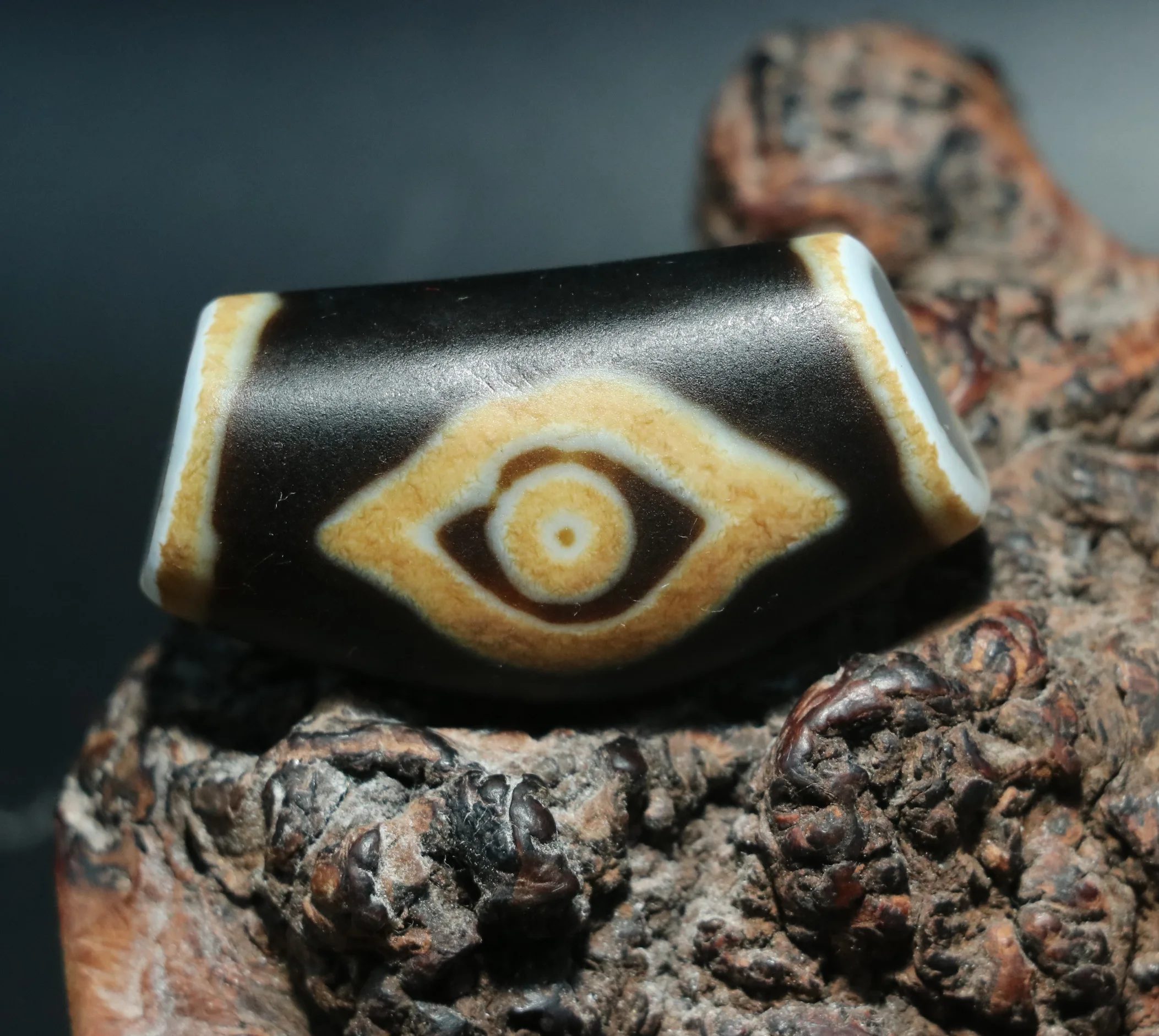 

UPD0316A11 Magic Energy Tibetan Old Agate Mercy Buddha Eyed Ox Horn dZi Bead Pendant Amulet LKbrother Top Quality