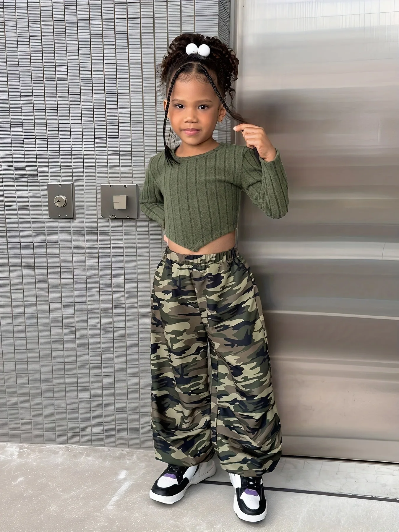 Trendiges 2-teiliges Set für Mädchen, olivfarbenes geripptes Langarm-Crop-Top und Camouflage-Hose mit weitem Bein für den täglichen Street-Style – Detail 3