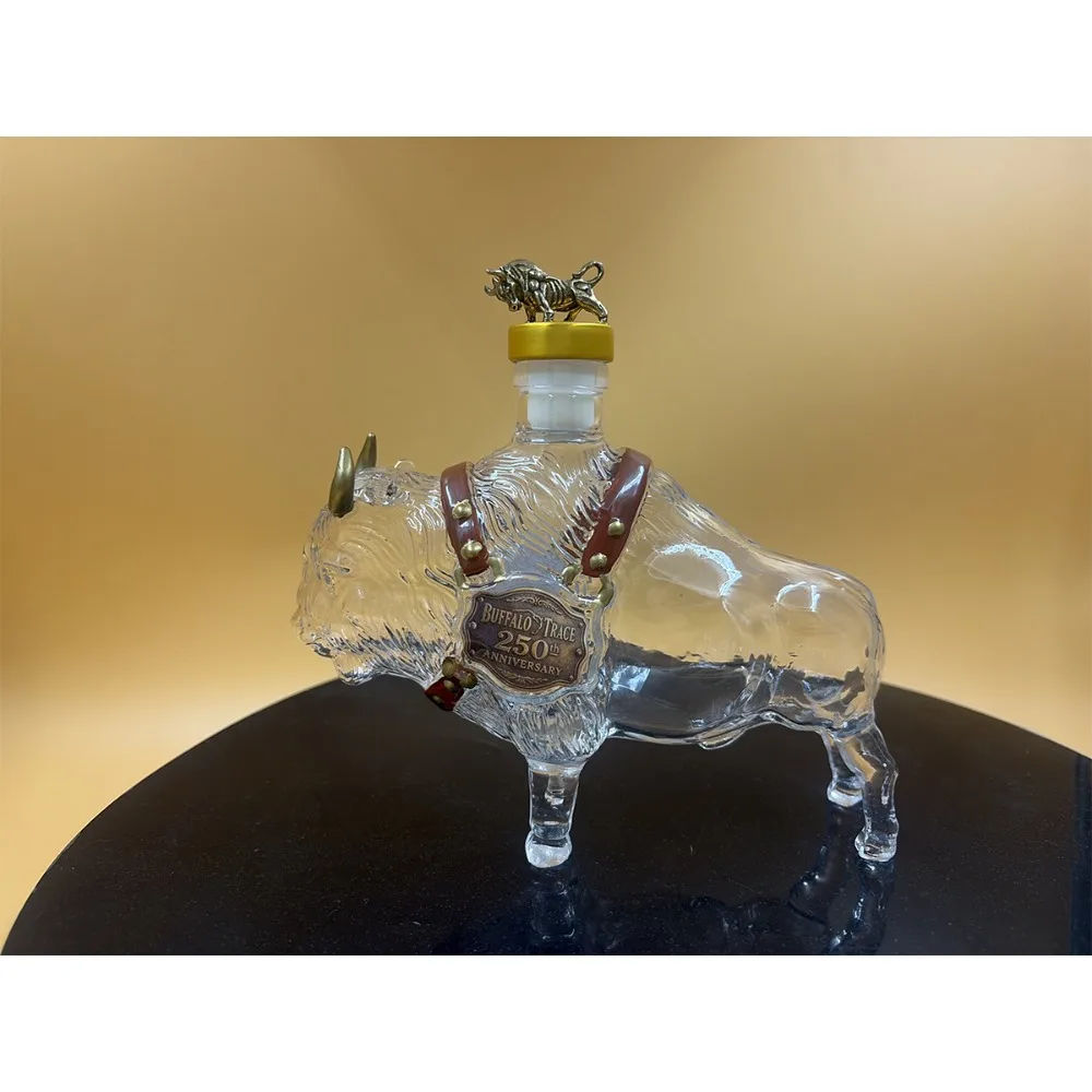 Bison Shaped Whiskey Decanter Buffalo Glass Liquor Bottle With Golden Horn Leather Strap Western Farm Style Spirit Dispenser Bar