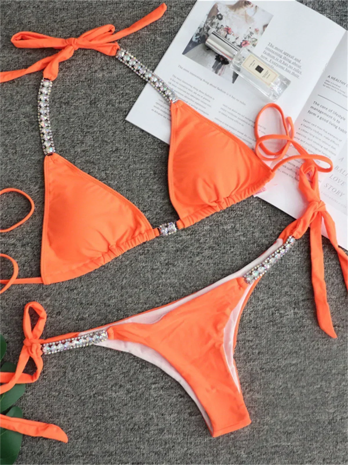 بيكيني فاخر من حجر الراين للنساء 2025 مثير برتقالي أصفر كريستال الماس رفع ثونغ ملابس السباحة الشاطئ ثوب السباحة Tanga ملابس السباحة