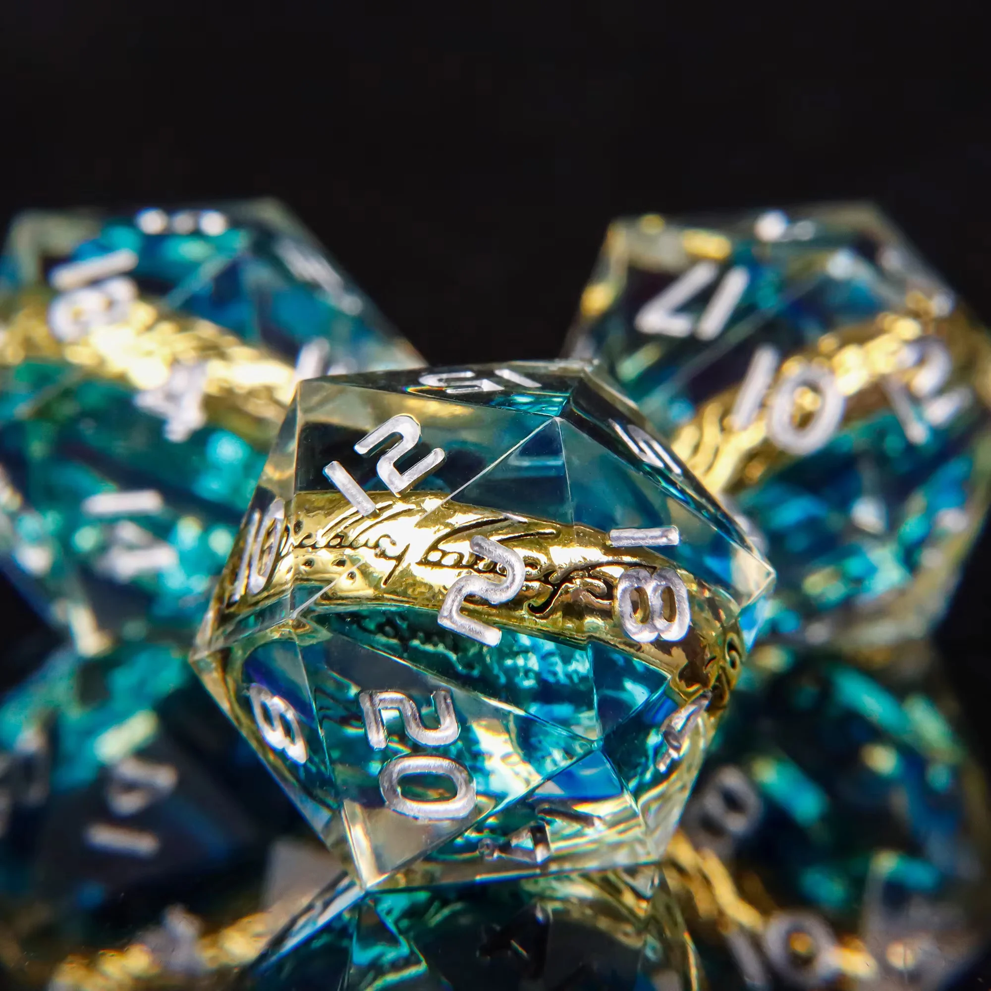 مجموعة نرد DND مكونة من 7 قطع من Magic Lord نرد D&D حاد من الراتنج مع حلقات ذهبية لألعاب الطاولة RPG Dungeons & Dragons