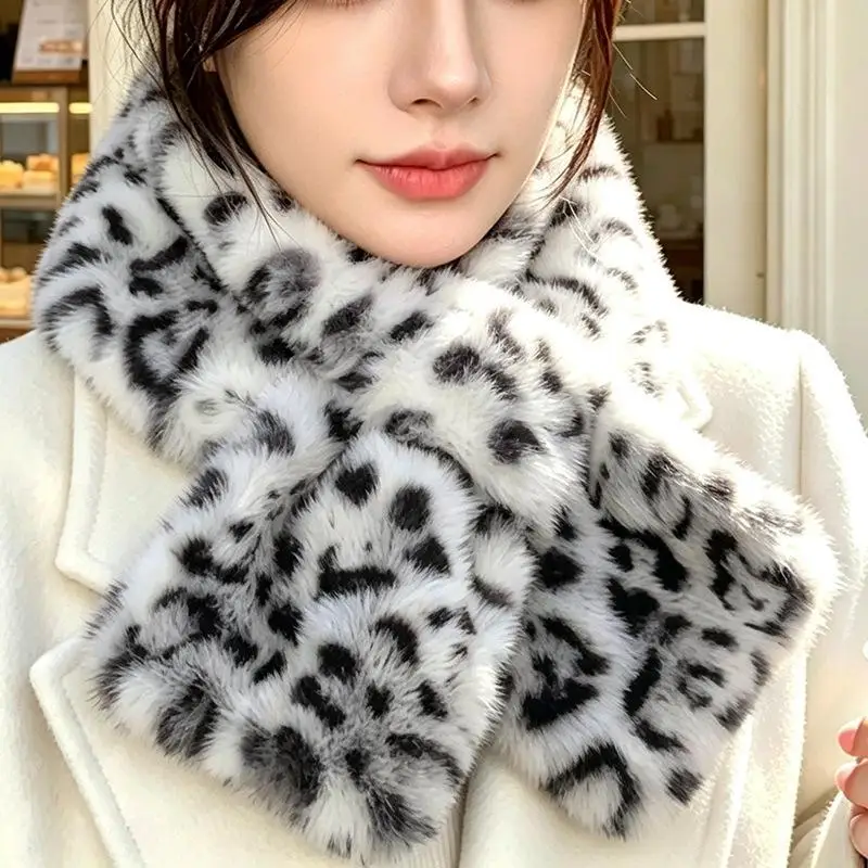 Schal mit Leopardenmuster aus Kunstfell, ultraweich, flauschig, bietet hervorragende Wärme, ideal für den Winter, zum Tragen im Freien und im Alltag. – Detail 3