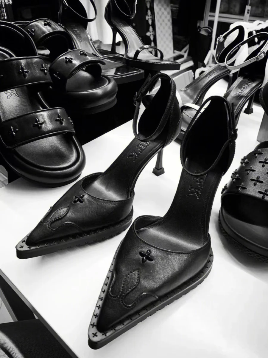 

Черные кожаные сандалии на ремешках с цветочным принтом, туфли-лодочки с пряжкой и острым носком, вечерние туфли на высоком каблуке, классические крутые темные стильные женские туфли, сандалии