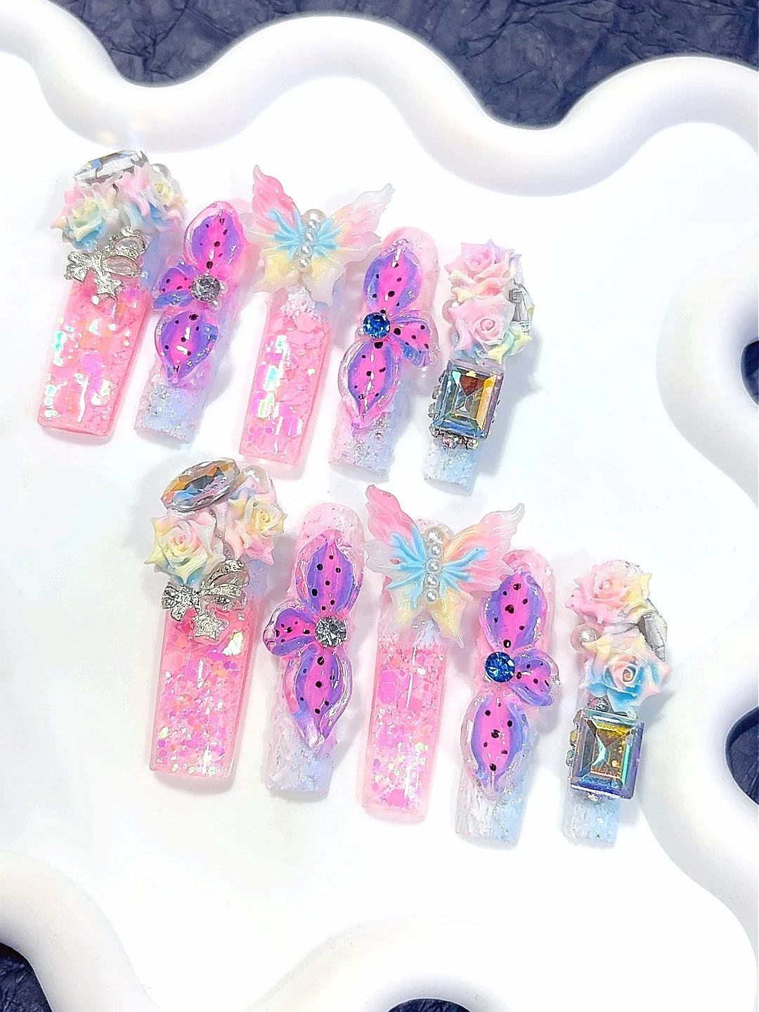 Stampa sulle unghie in resina rosa pastello e blu - Accenti di strass rosa farfalla 3D Unghie finte fatte a mano per le donne (O016)