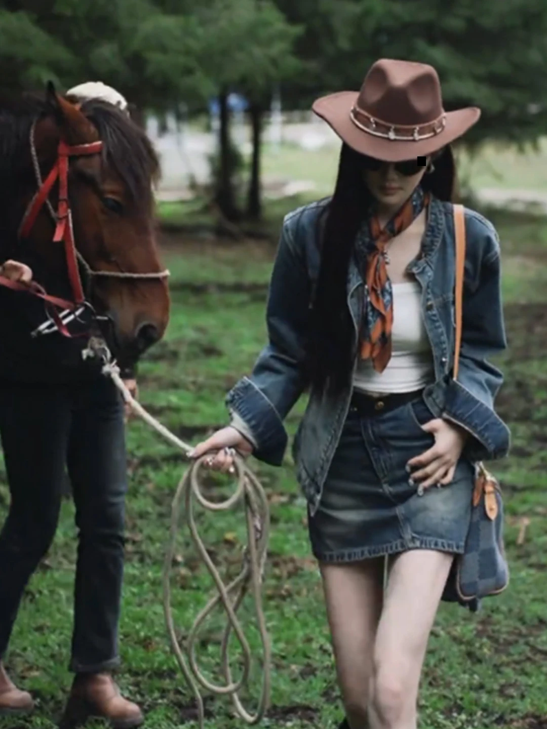 

Повседневный комплект в американском стиле: джинсовая куртка свободного кроя и короткая юбка. Женский модный комплект. Новинка осенне-зимнего сезона. Универсальный, омолаживающий образ.