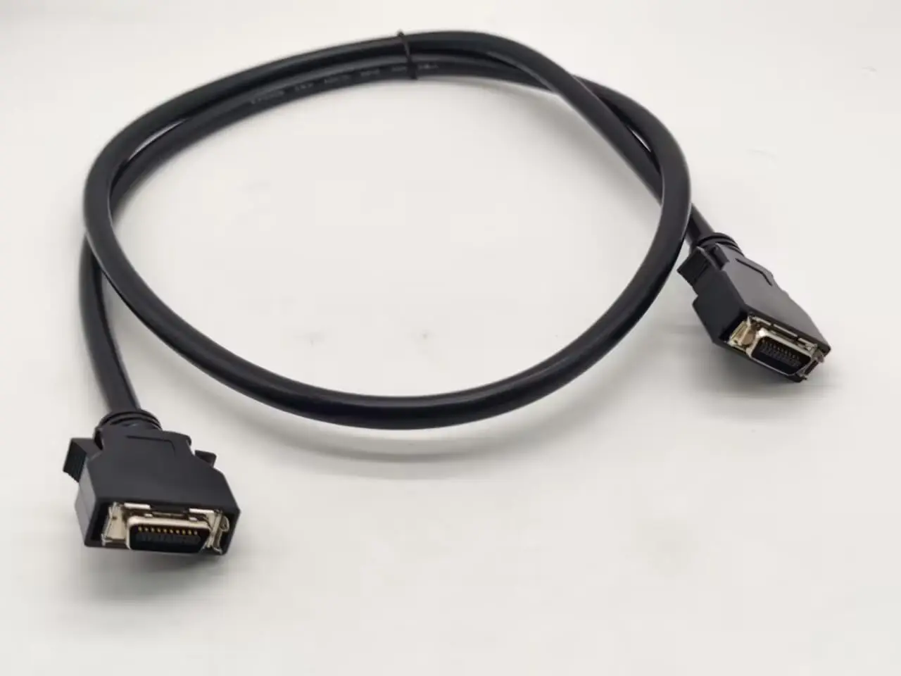 cable-scsi-de-20-pines-hpcn-recto-macho-a-macho-con-bloqueo-de-pestillo-1m