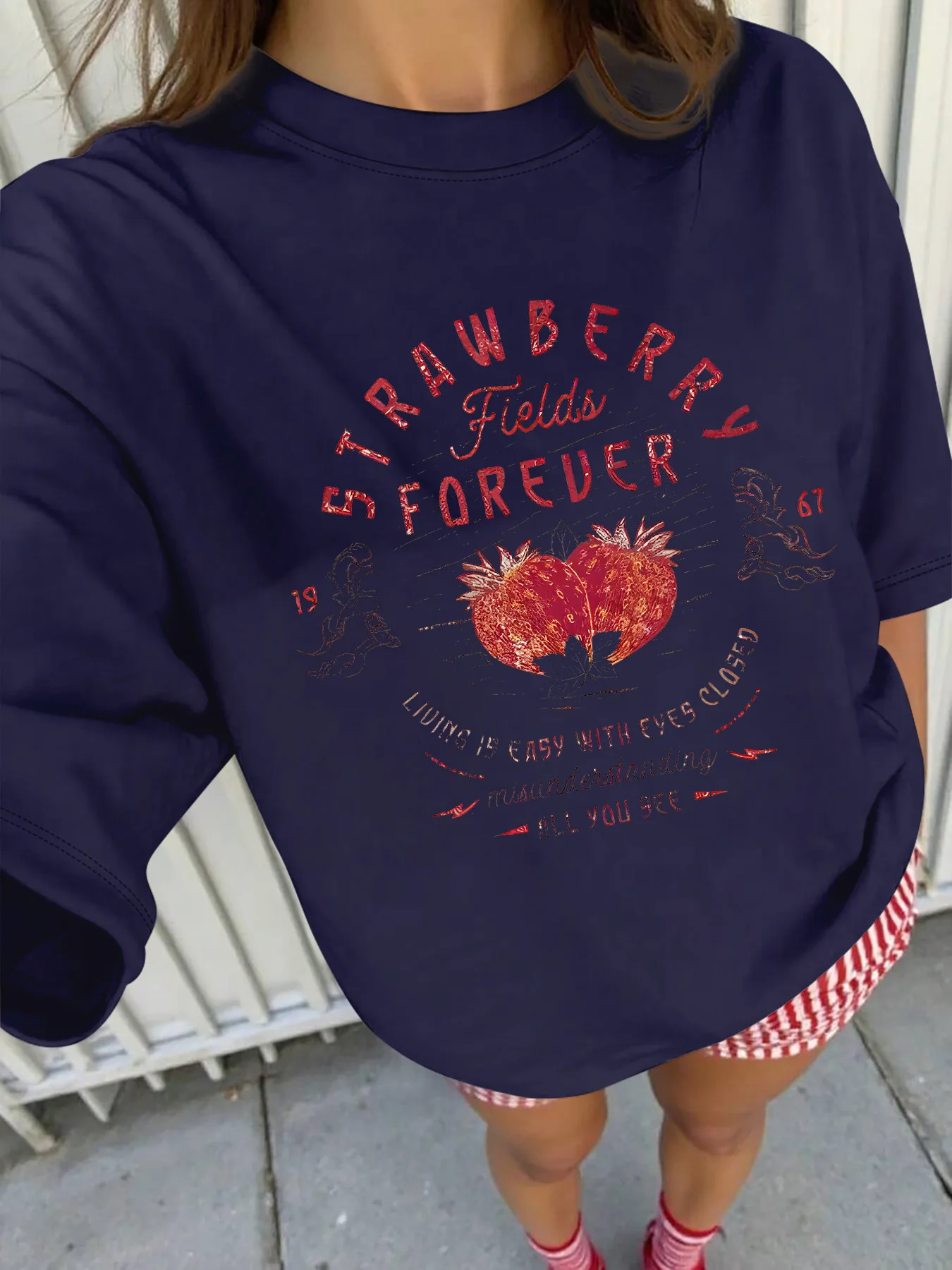 تي شيرت بأكمام قصيرة مقاس كبير: "حقول الفراولة للأبد" طباعة الفراولة الرجعية، خيارات ألوان متعددة