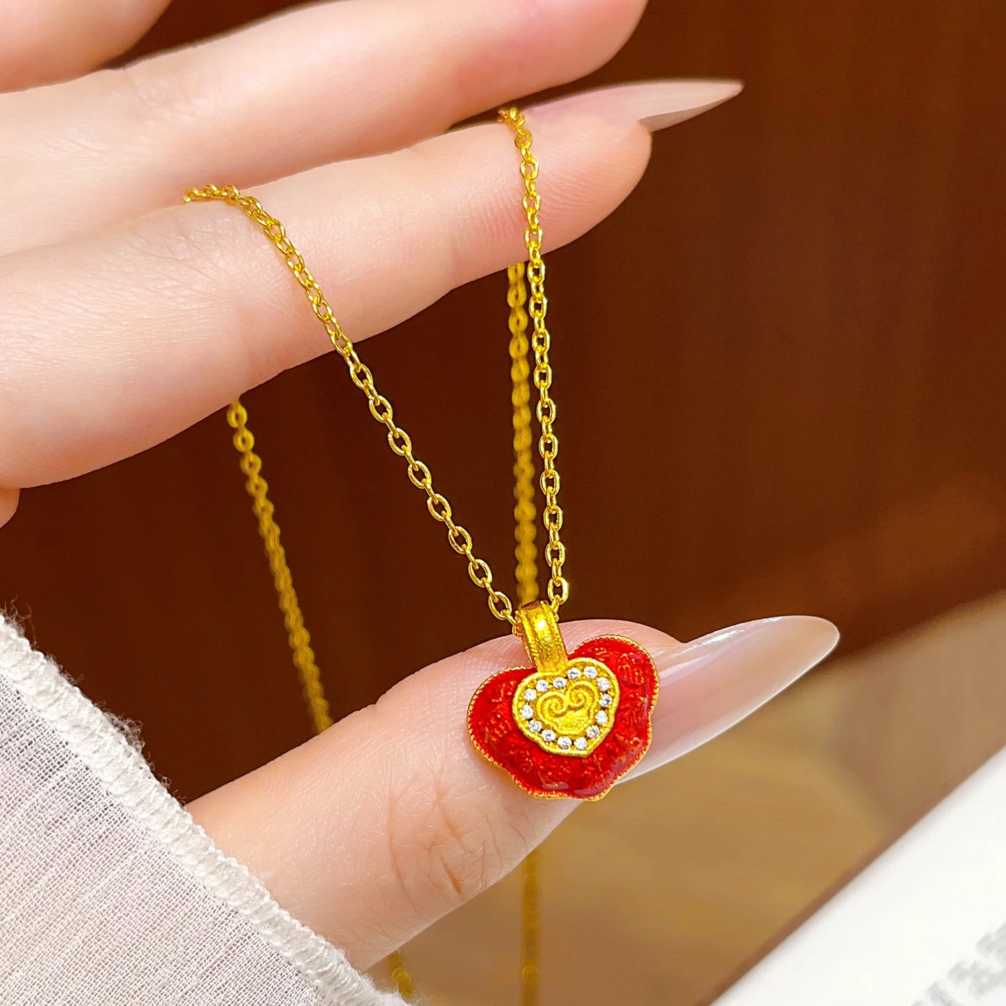 colar-pingente-nuvem-da-sorte-estilo-chines-para-celebracao-de-casamento-material-em-liga-dourada-modelo-identico-ao-das-celebridades