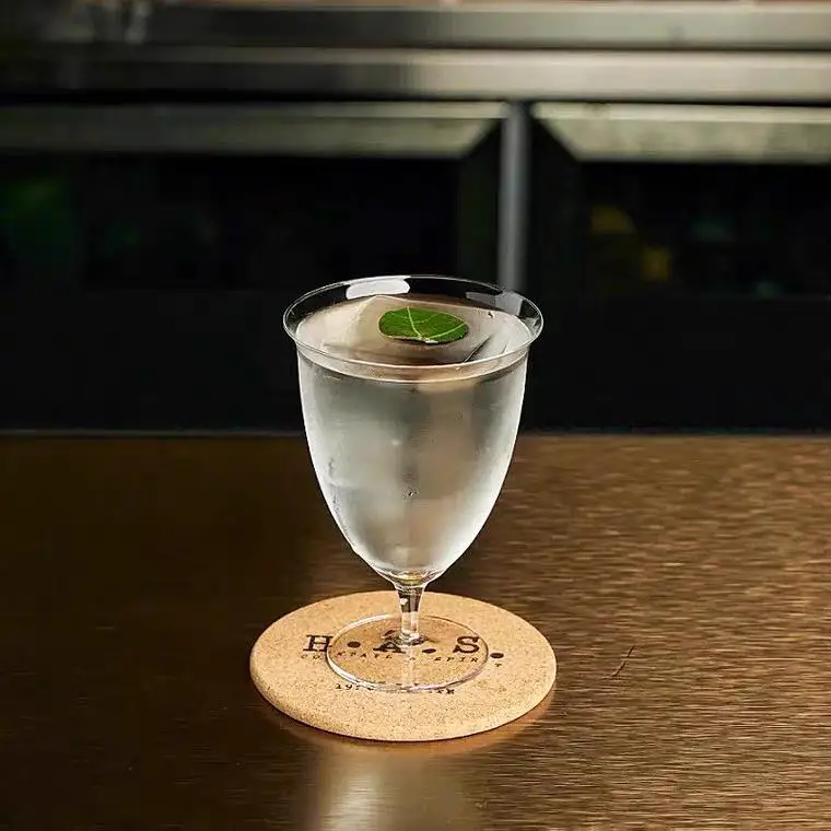 

Japanese Style Low Foot Wide Mouth Transparent Creative Cocktail Glass Morden Pure Color Crystal Glass Handmade Drinkware