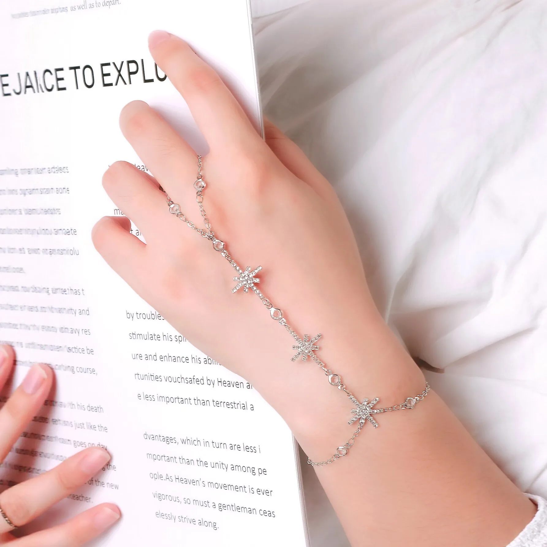 Y2K Starburst Finger Bracelet Crystal Rhinestone Hand Chain Adjustable Slave Bracelet Ring for Women Wedding Prom Party Jewelry