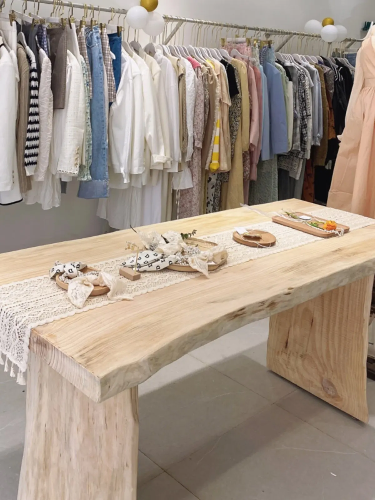 Nordic log table, clothing store, jewelry, shoes and bags are displayed on the Nakajima water table, long table, solid