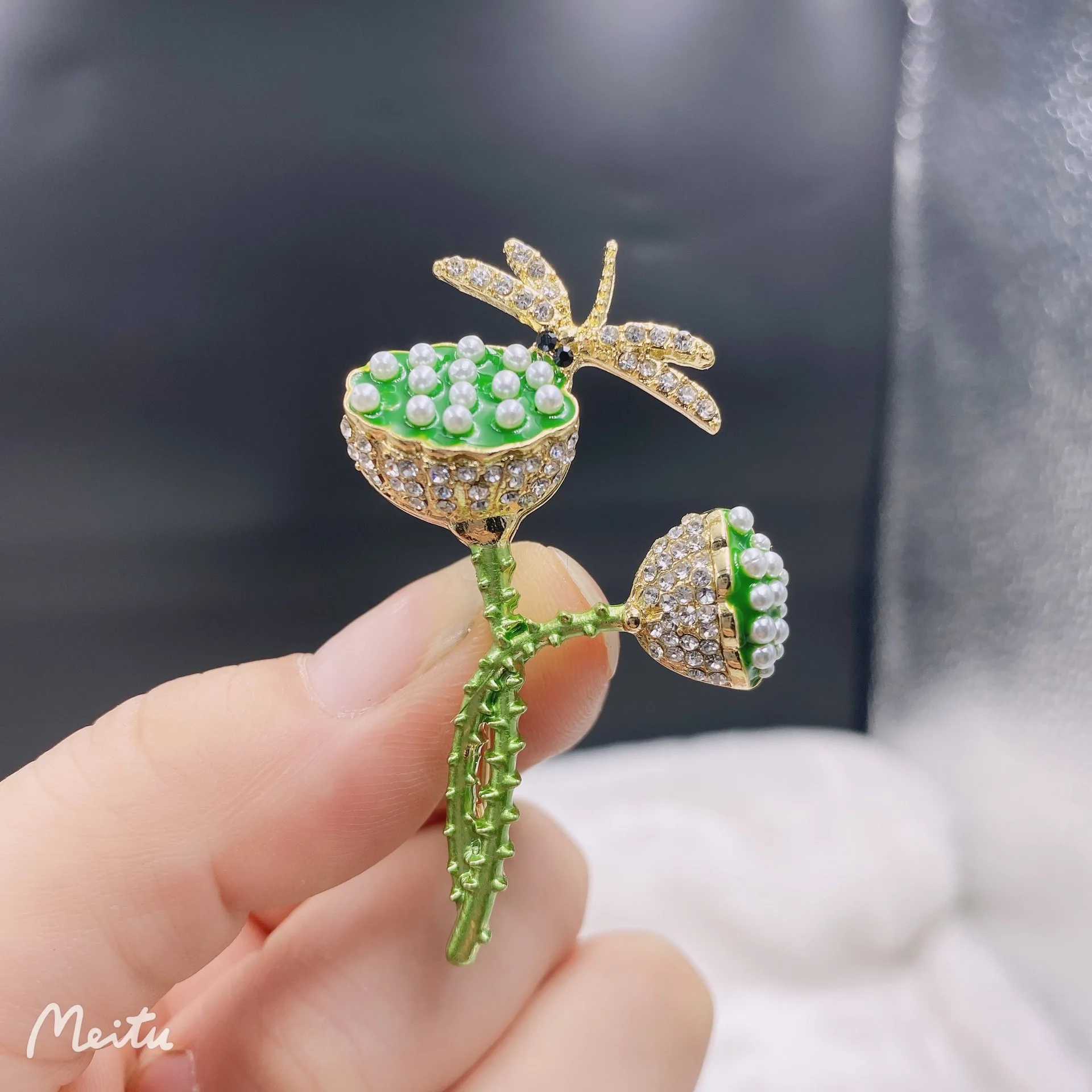 Classic Women Lotus Dragonfly Luxury Crystal Brooch Pin Fashion Plant Rhinestone High Quality Pearl Badges Buckle Party Pins