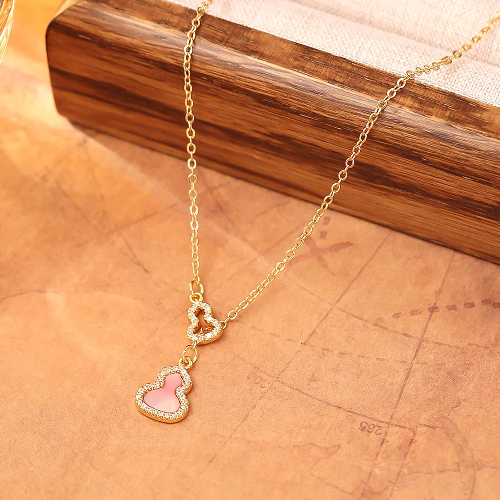 

Fashionable and exquisite hollow double gourd zircon pendant necklace niche light luxury design versatile Fulu clavicle chain