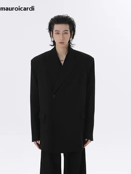 Mauroicardi bahar sonbahar erkekler için şık siyah Blazers doruğa yaka omuz pedleri uzun kollu gevşek lüks tasarımcı kıyafetleri