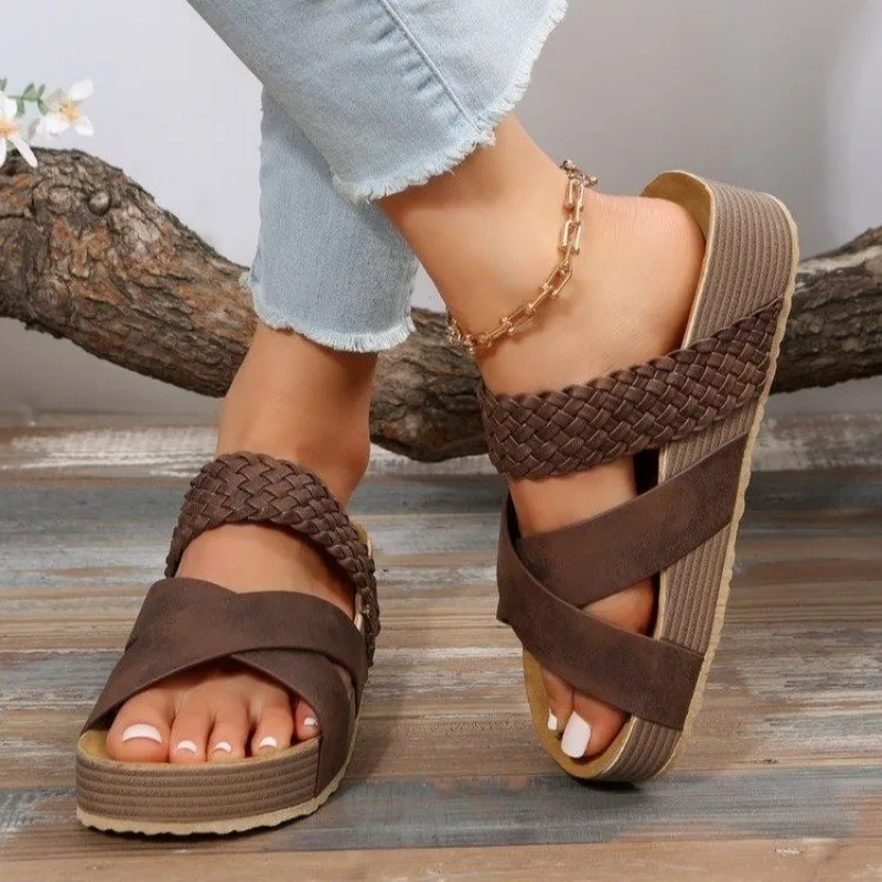 Sandal Slip-On tebal untuk wanita, sandal Platform seksi ujung terbuka, sepatu Platform tebal selop Crossover, sandal datar kasual untuk wanita, musim panas model baru