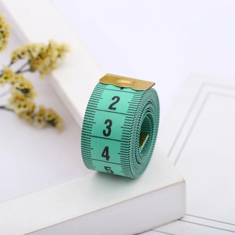 1 Stück doppelseitiges, weiches Nähband mit zwei Maßstäben (Zoll & Zentimeter) in zufällig sortierten Farben zum Basteln – Detail 7