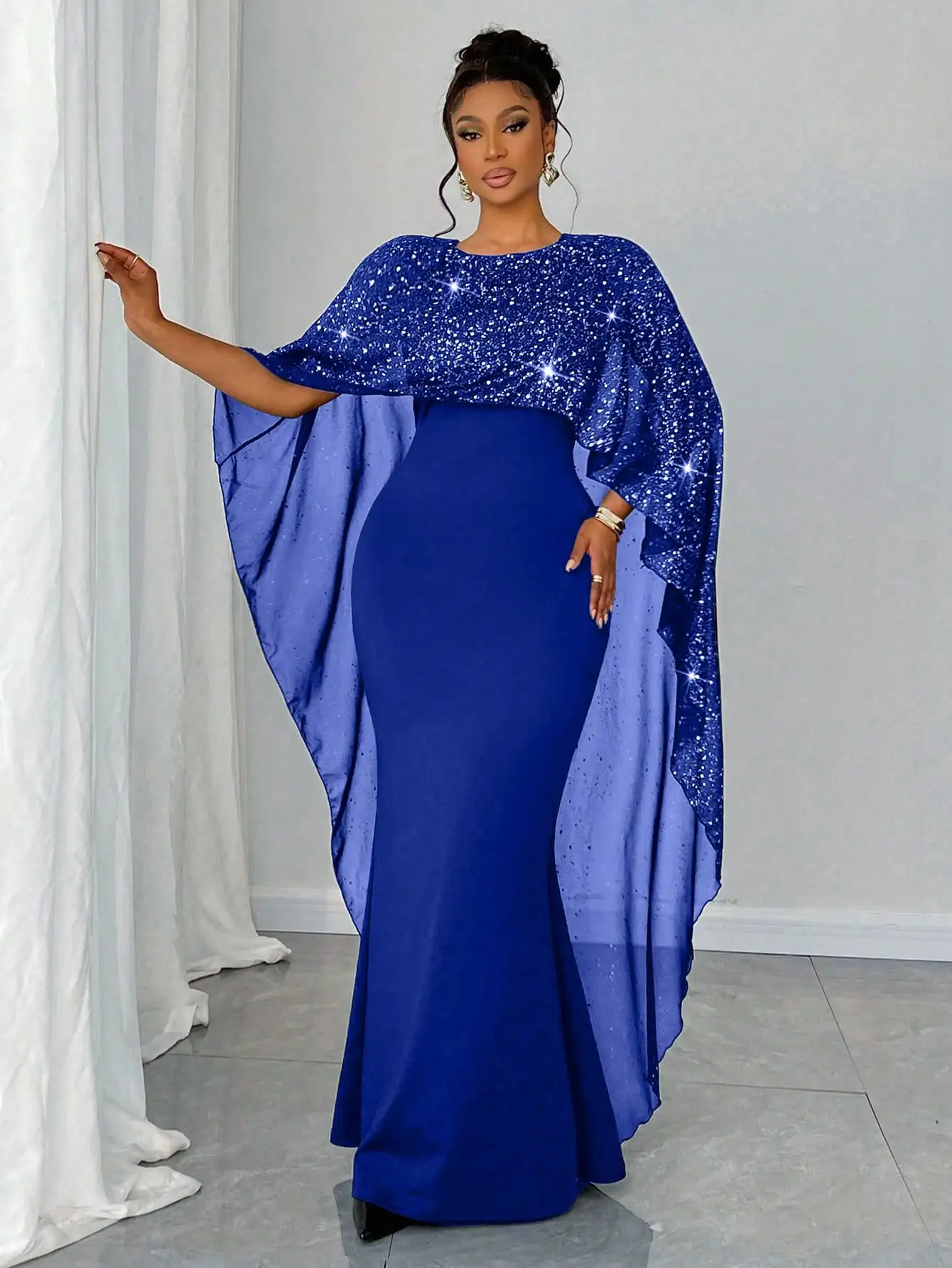 

Платье-накидка с пайетками королевского синего цвета для торжественных мероприятий больших размеров