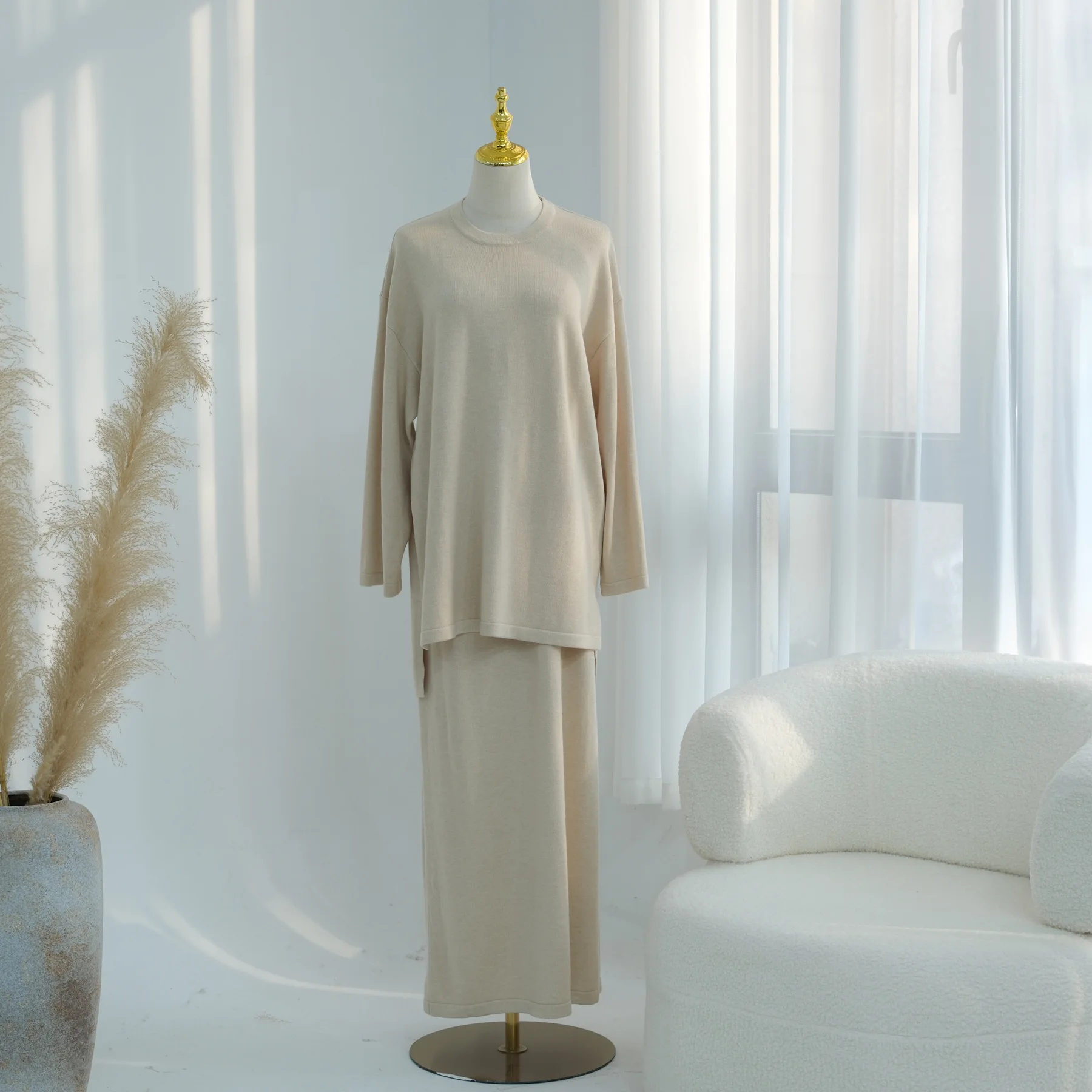 

Зимний комплект из 2 предметов для мусульманок: однотонный толстый вязаный свободный свитер и юбка. Исламский арабский наряд из Дубая.