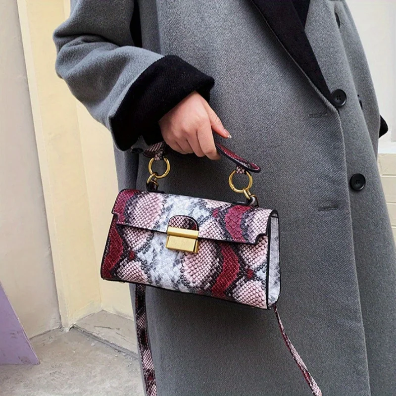 

Snakeskin-Print Crossbody Bag – Secure Buckle, Durable Nylon Lining, for Fashion-Forward Women on the Go