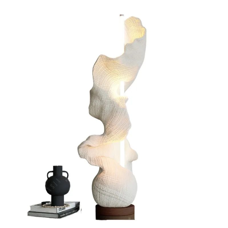 

Коралловый светильник, орнамент от пола до потолка, гостиная, диван, шкаф для телевизора рядом с моделью украшения входа в комнате