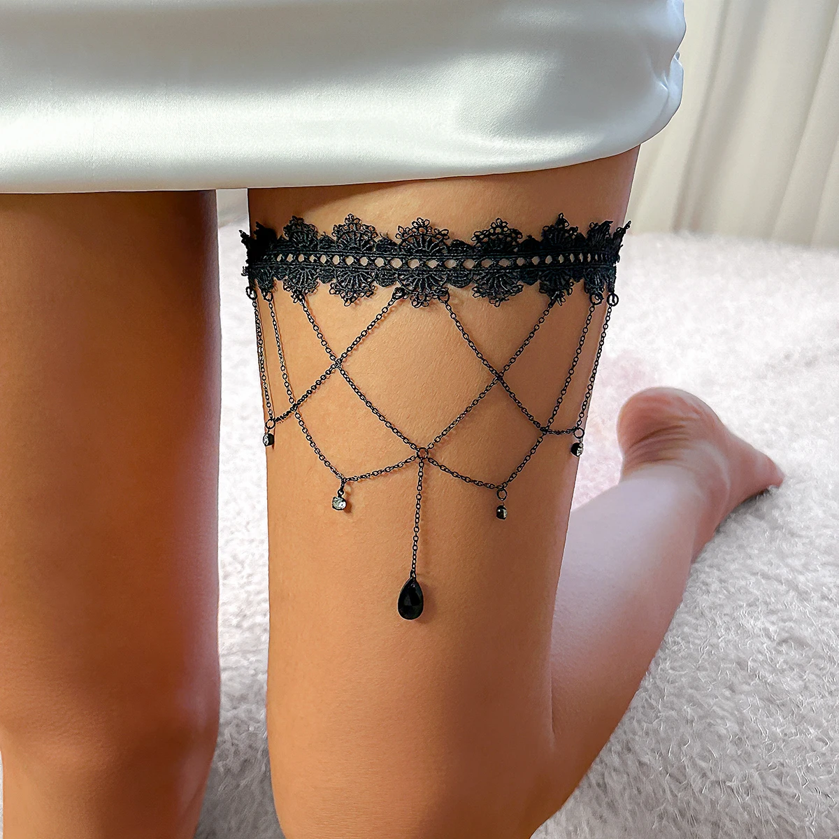

Salircon Gothic Black Lace Elastic Thigh Chain Punk Metal Tassel Water Drop Pendant Leg Chain Women's Sexy Beach Body Jewelry