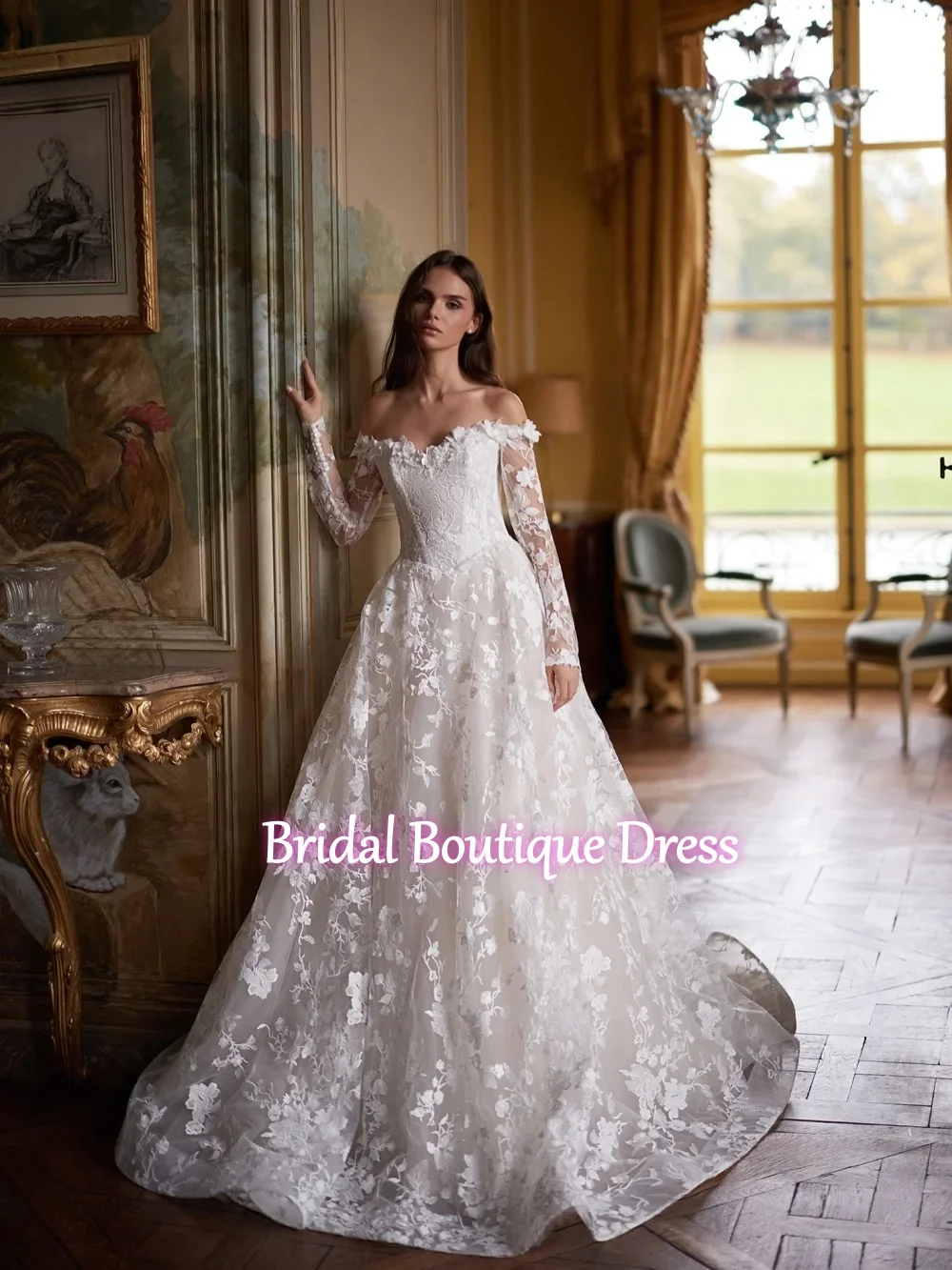 

Свадебное платье цвета шампань с кружевом, индивидуальным декором из цветов, V-образным вырезом, длинными рукавами, шлейфом и молнией на спине. Свадебное платье для невесты.