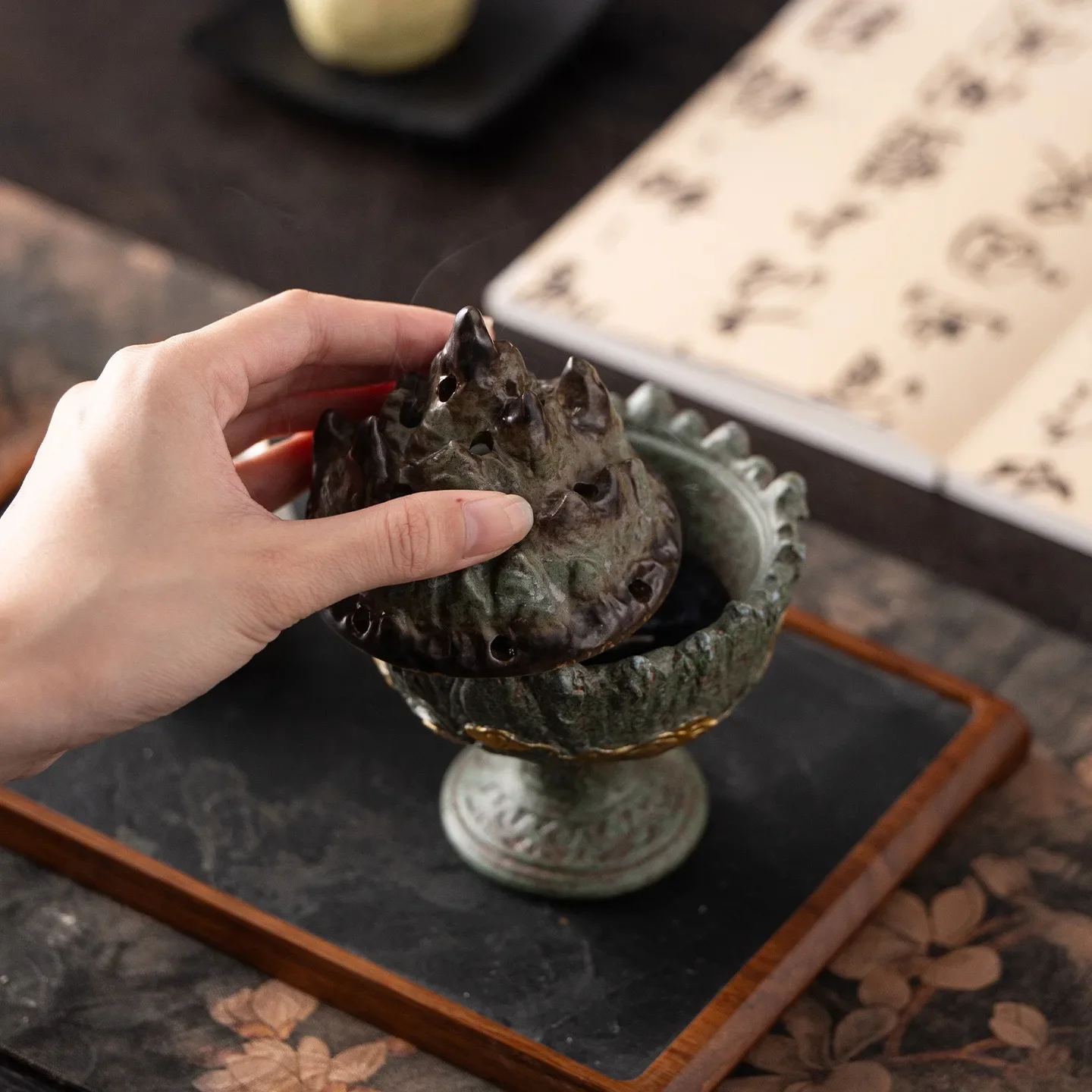 1PC Bronze Glazed Boshan Incense Burner Chinese Ceramic Plate Incense Burner Household Indoor Retro Aromatherapy Burner Ornament